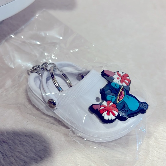 Minnie Mouse Satchel LN & Free Cherry Keychain, Free Ring Band & Croc Keychain - Picture 8 of 10